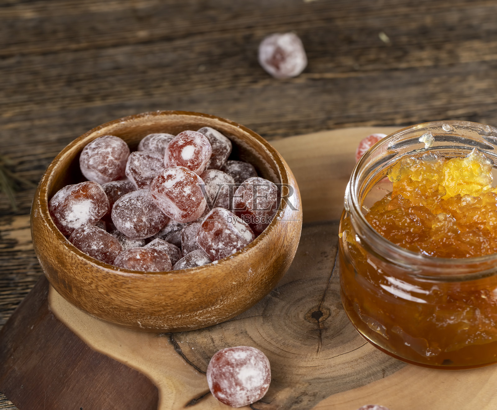 用糖浆制作的橘子和柑橘类水果果酱,裹着白色糖粉的完整金橘果,桌上放着一罐甜橙果酱照片摄影图片