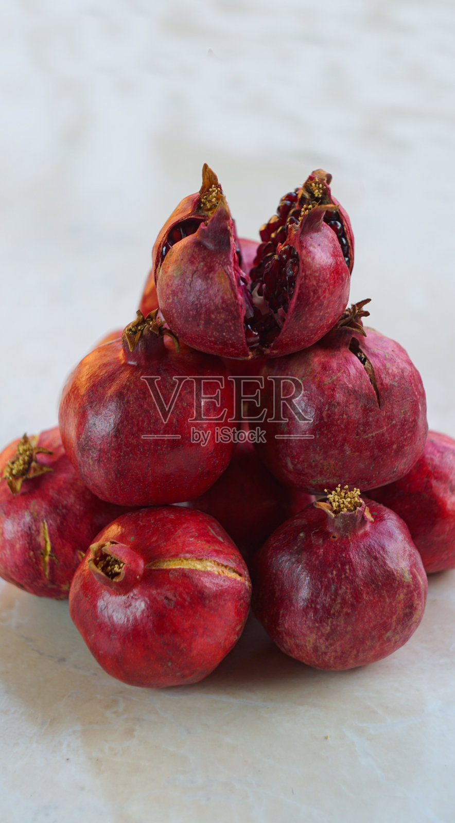 正在收集大石榴。照片摄影图片