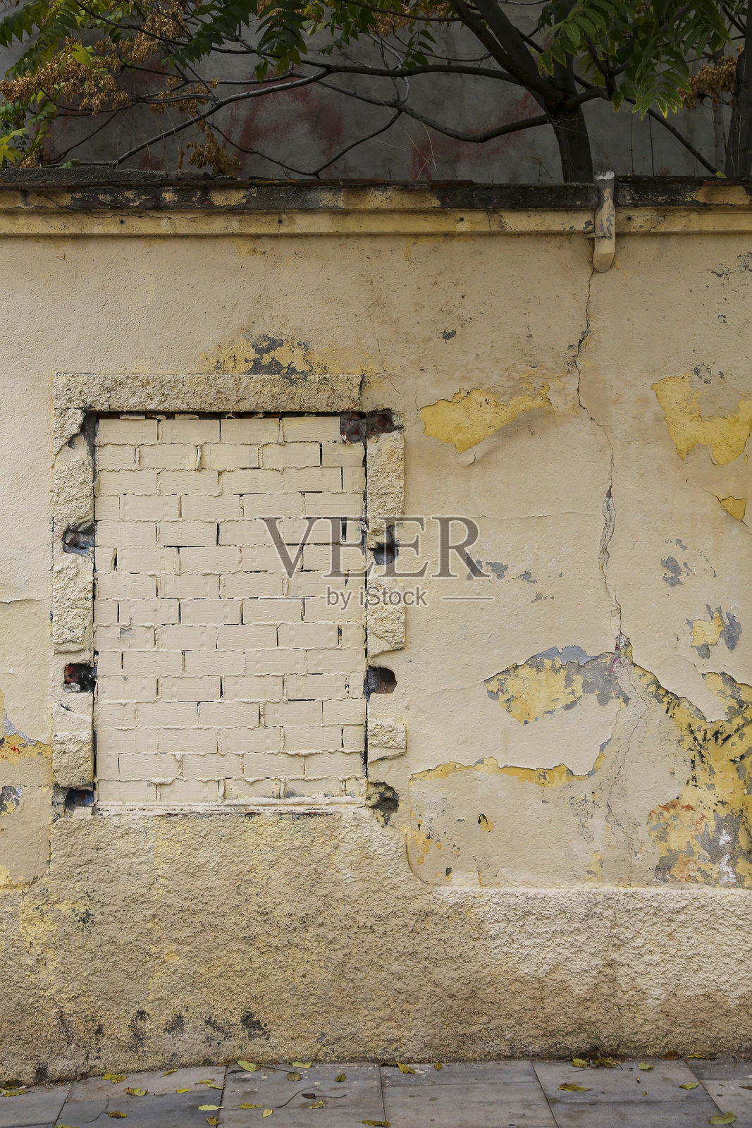 部分破旧建筑中带有剥落旧漆的砖墙纹理照片摄影图片