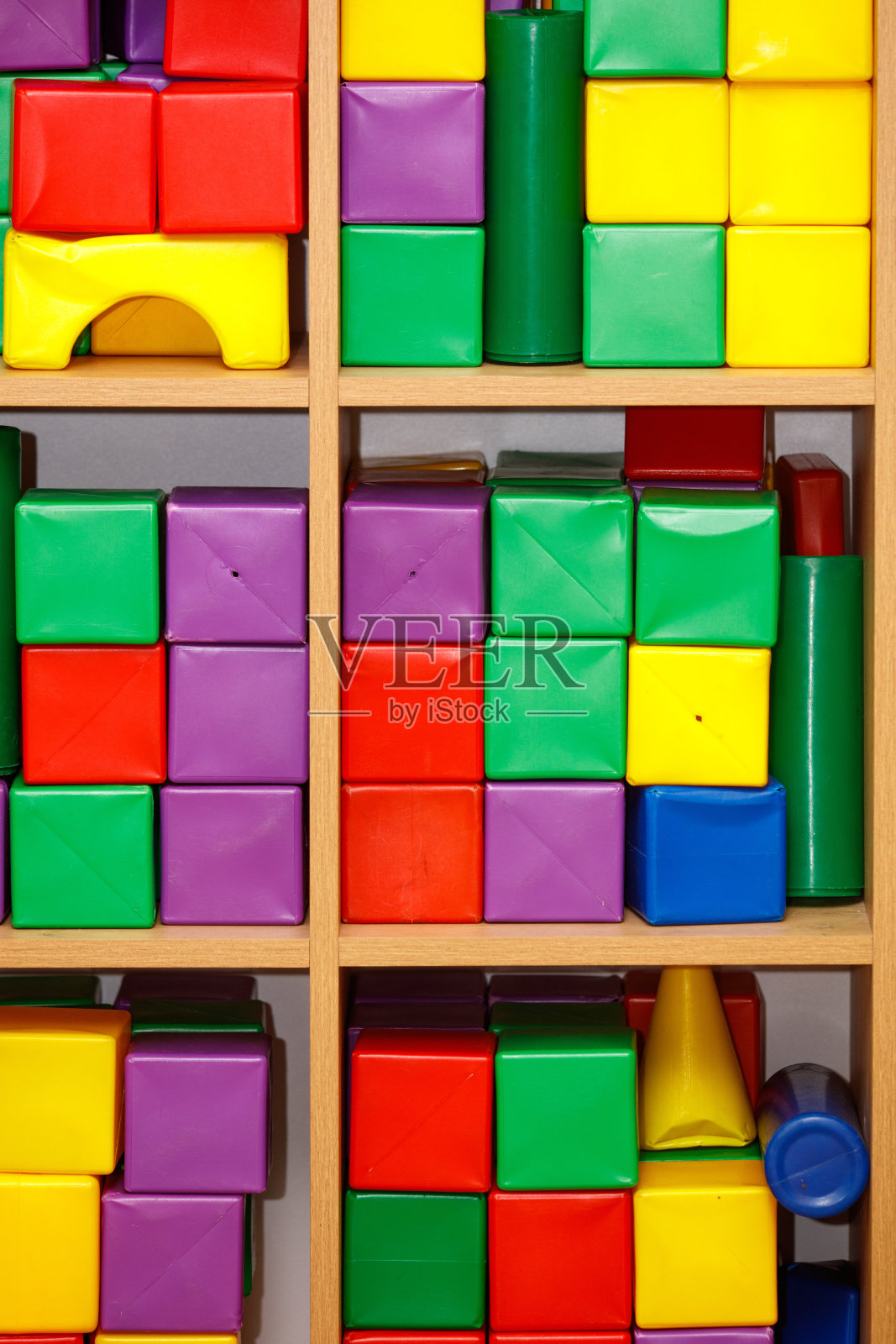 架子上摆满了五颜六色的积木照片摄影图片