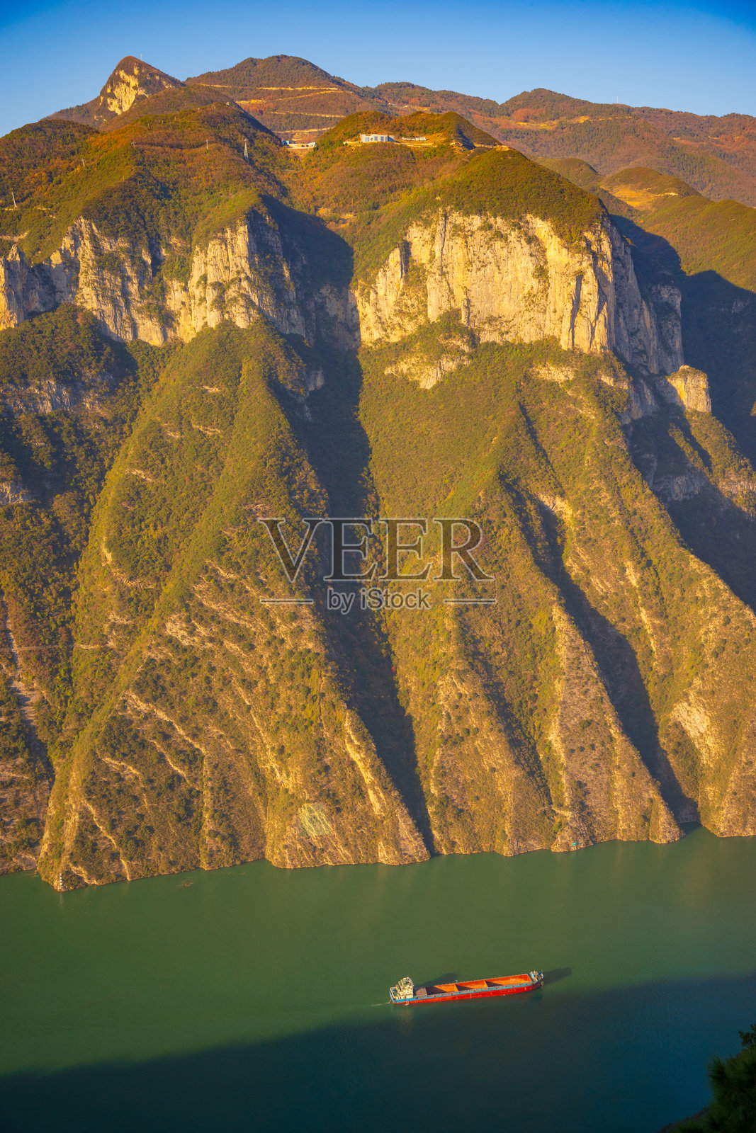 夕阳下的瞿塘峡与船只照片摄影图片