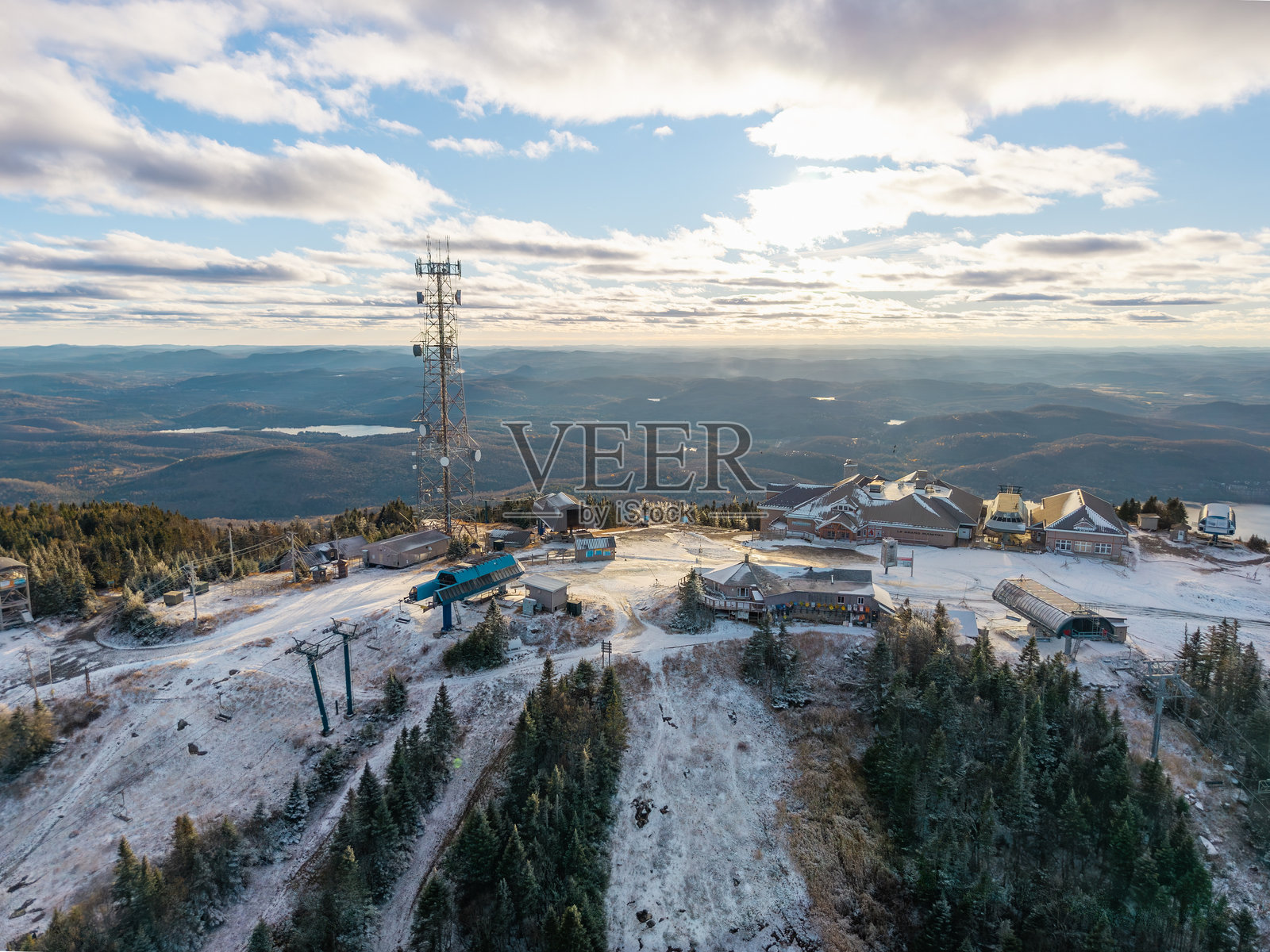 加拿大魁北克省蒙特朗布朗山顶的冬季早期航拍景观照片摄影图片