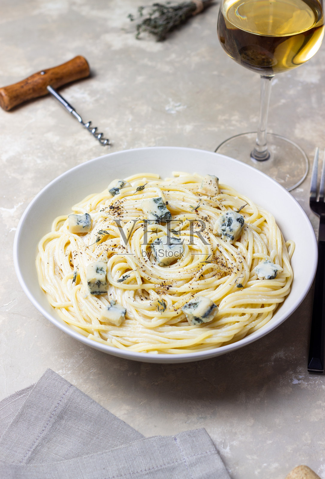 蓝纹奶酪意大利面。健康饮食。素食。照片摄影图片