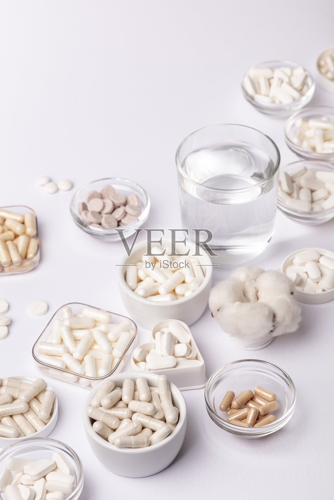 有机膳食补充剂、矿物质和维生素,用于保护免疫系统。多种药丸、片剂、胶囊。健康的生活方式。照片摄影图片