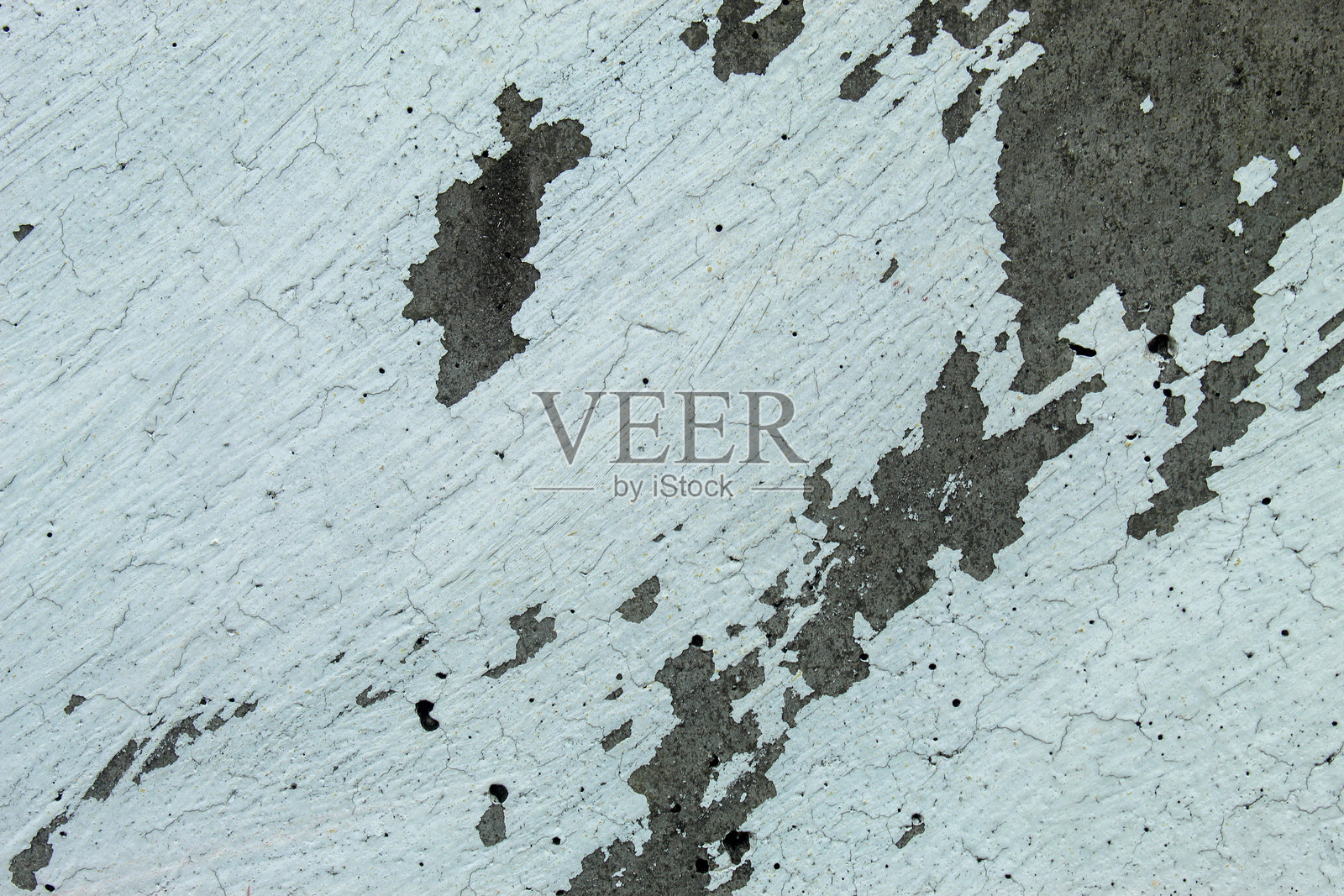 老旧墙壁纹理,带有剥落的白漆,下方是灰色的混凝土表面,复古风格。照片摄影图片