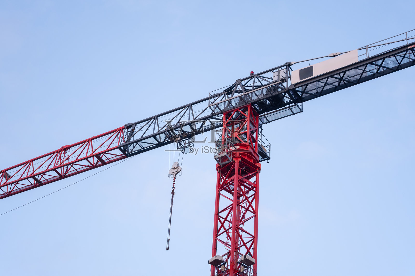 晴朗的蓝天下,一座建筑塔吊照片摄影图片