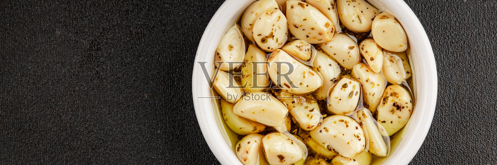 风味油烤蒜片,快餐,天然美味,开胃菜,新鲜美味,美食背景,桌面,乡村风格,俯视,可复制空间,素食或纯素食品照片摄影图片