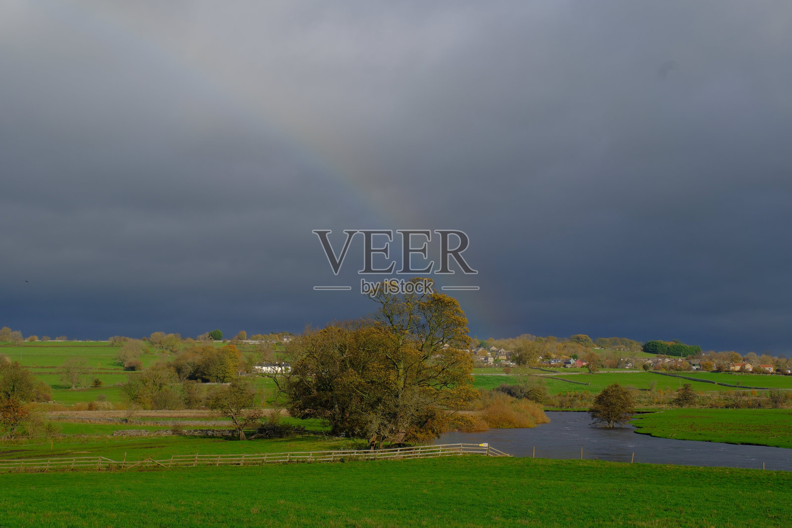 阳光下的农田上空彩虹照片摄影图片