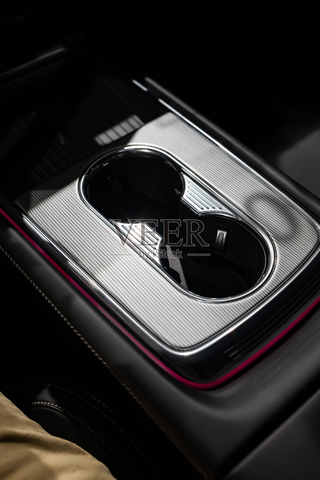 全新现代汽车中控台的塑料杯架,特写,俯视角度,无人照片摄影图片