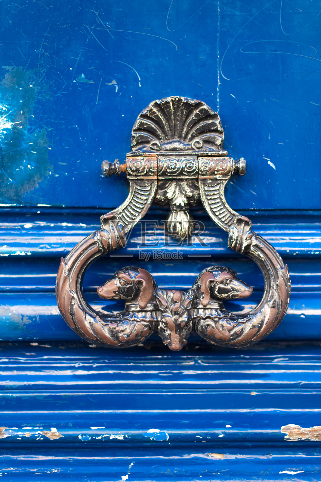 法国巴黎:华丽的古董门环,饱经风霜的蓝色大门照片摄影图片