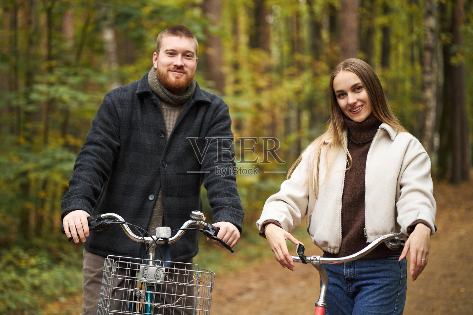 年轻男女在户外骑自行车时微笑的肖像照片摄影图片