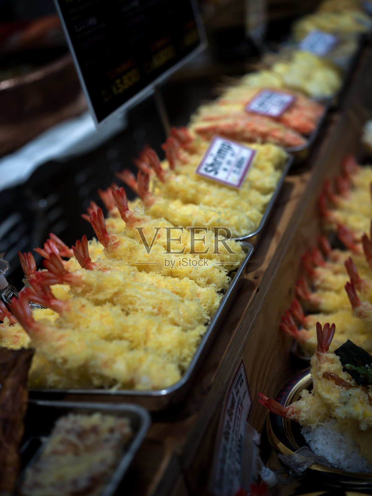 日式市场展示的酥脆炸虾天妇罗照片摄影图片