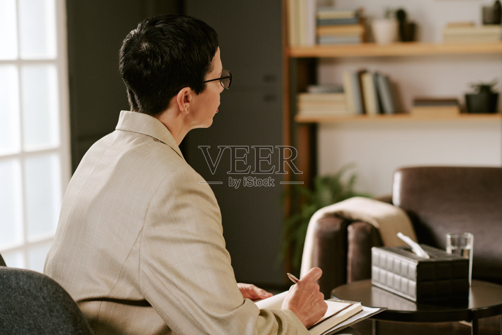 中年白人女性在心理咨询会话中做笔记照片摄影图片