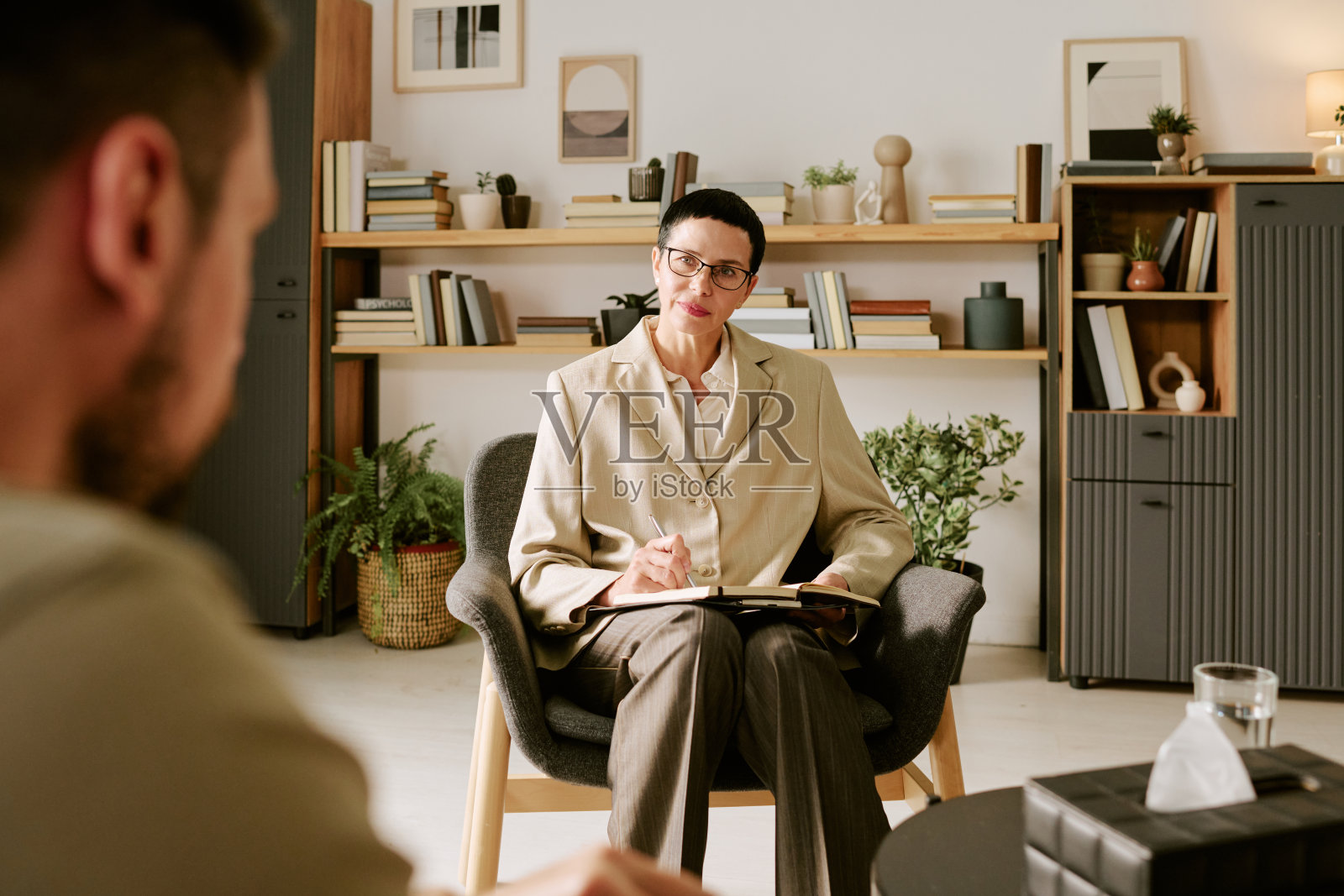 中年白人女性心理治疗师在咨询过程中倾听患者照片摄影图片