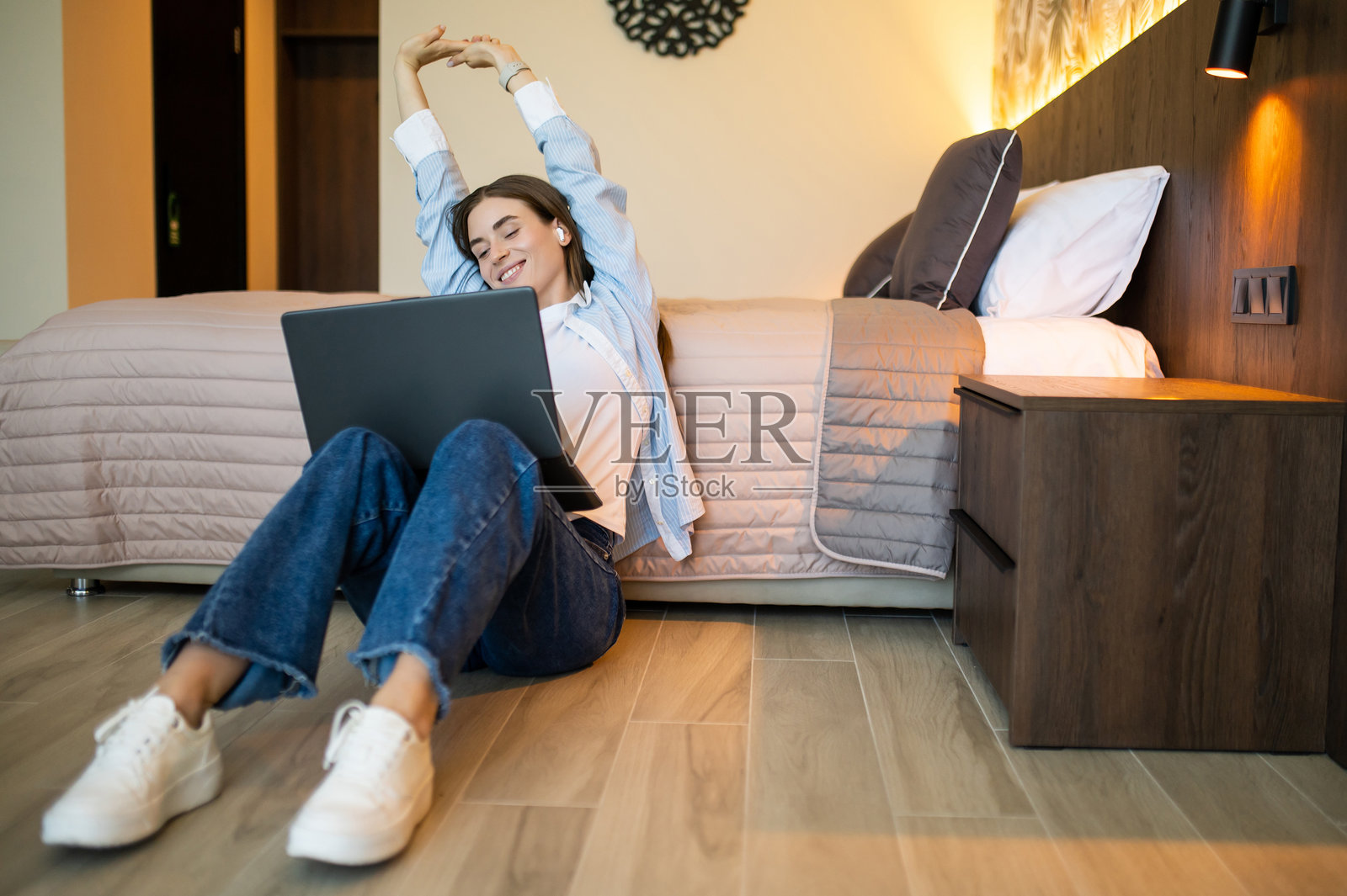 一位白人年轻女子坐在地板上使用笔记本电脑工作照片摄影图片