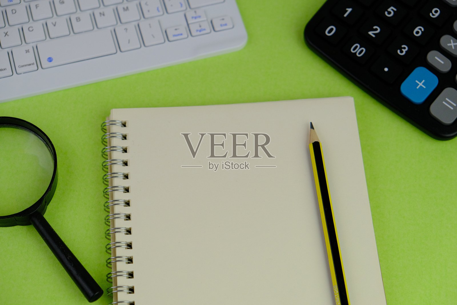 空白纸张与学习用品,无文字,用作文本空间模板,商业与教育概念。照片摄影图片