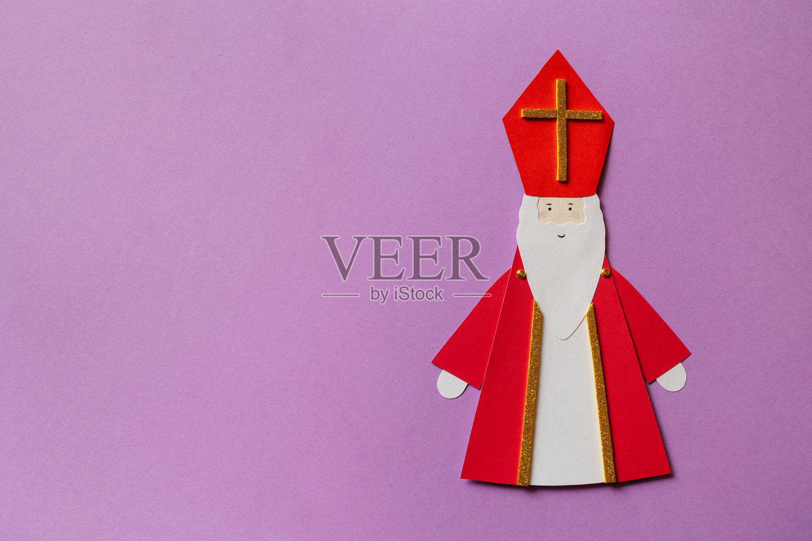 儿童纸艺手工。圣尼古拉斯节DIY玩具圣尼古拉斯。球形关节人偶挥舞着手臂照片摄影图片