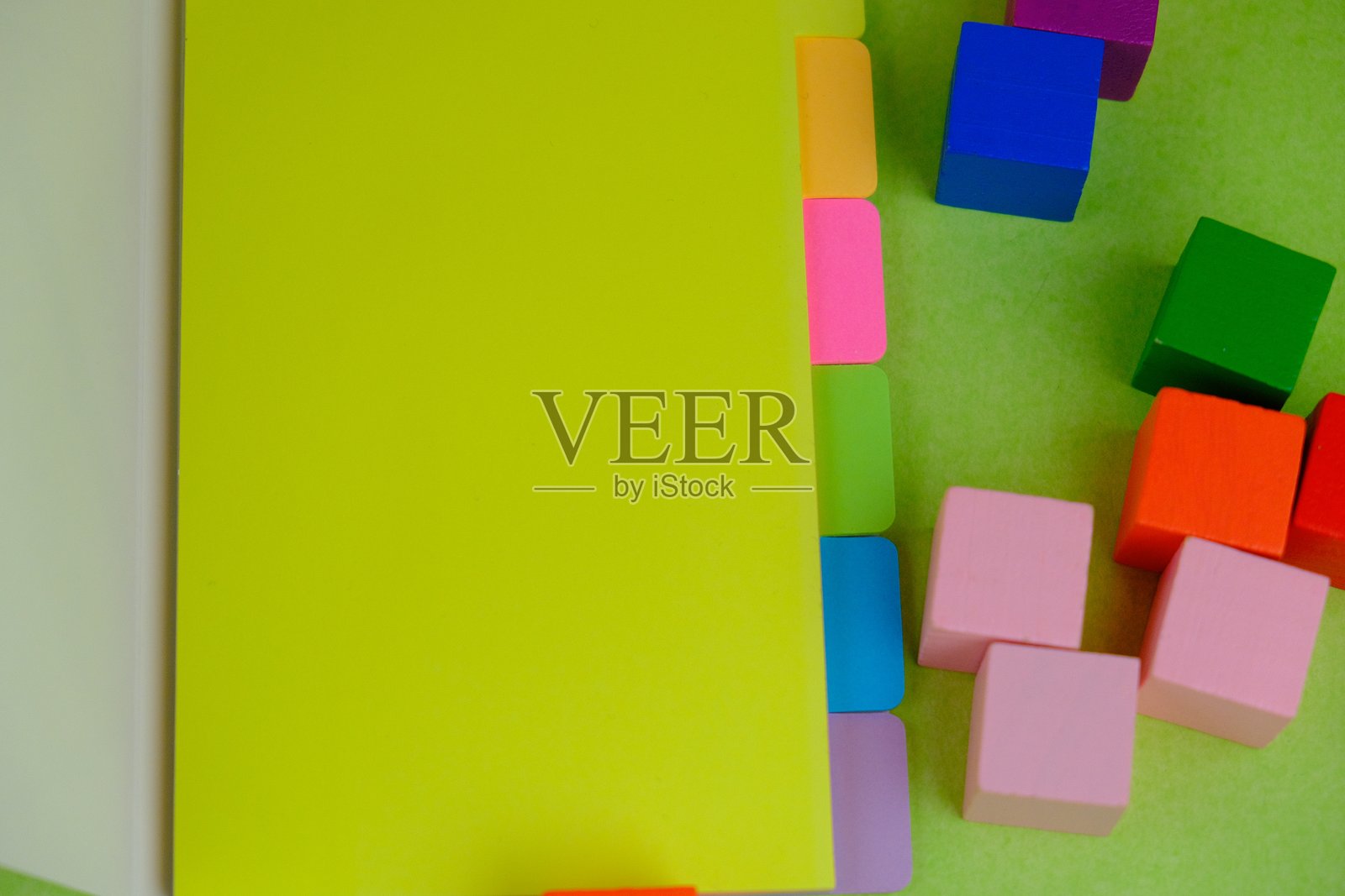 空白纸张与学习用品放在一起,没有文字,作为文本空间的模板概念。商业与教育概念。照片摄影图片