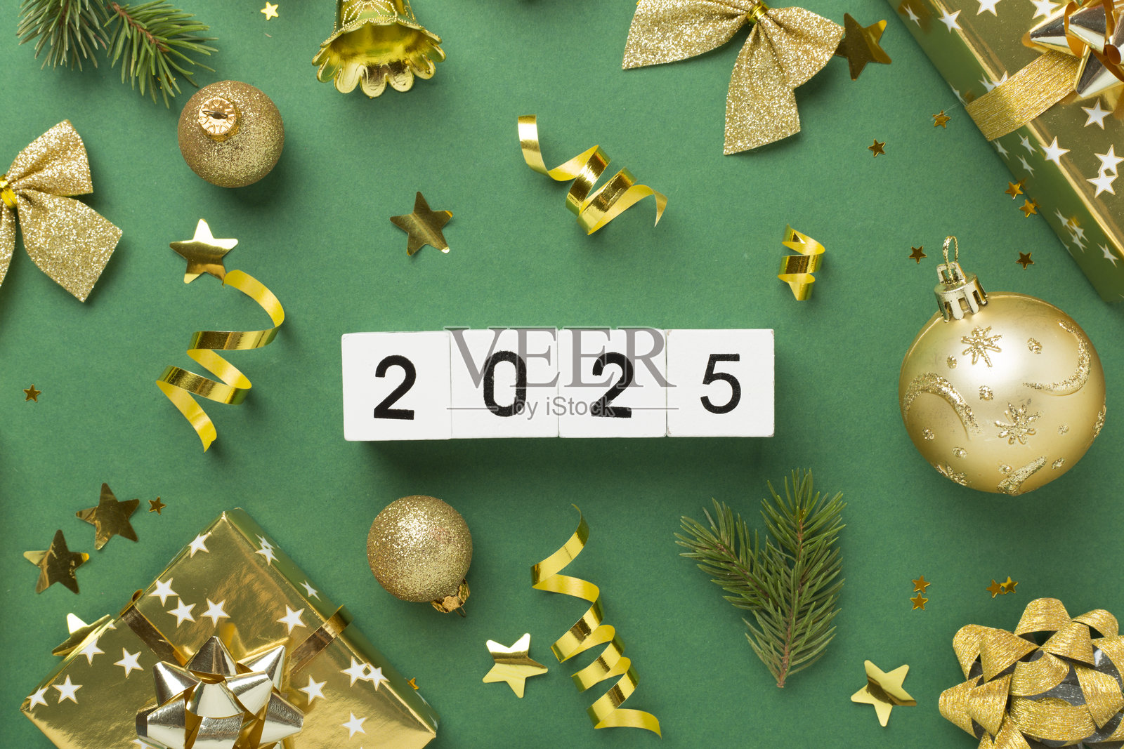 彩色背景上的2025年,配有彩带和装饰,俯视视角照片摄影图片