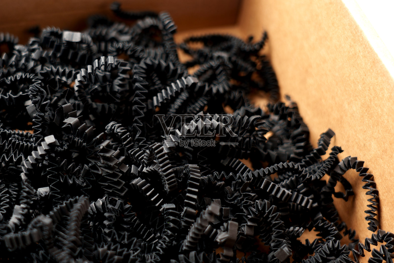 瓦楞纸箱内揉皱的碎纸填充物照片摄影图片