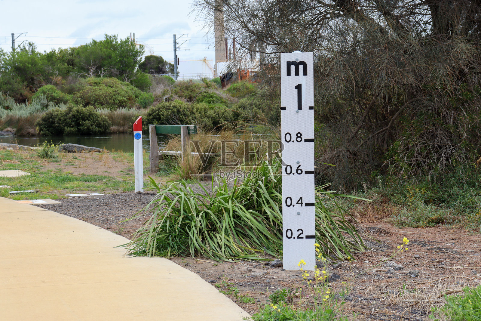 河边洪水水位测量标志照片摄影图片