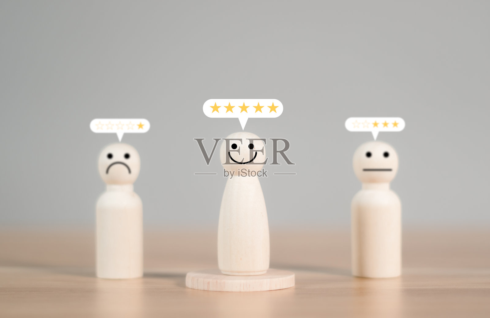 服务评分、满意度和积极反馈概念。木制人偶,带有笑脸表情符号,给出五星好评照片摄影图片