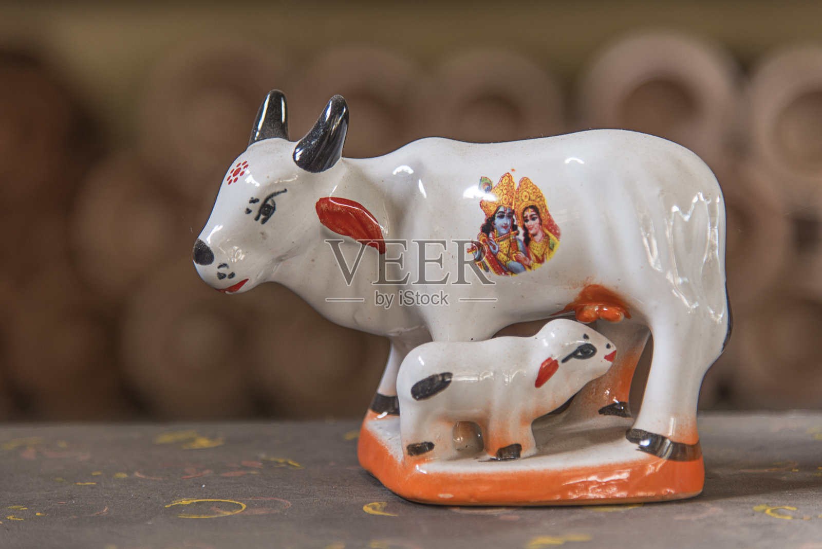 神牛卡姆德努及其牛犊雕像照片摄影图片