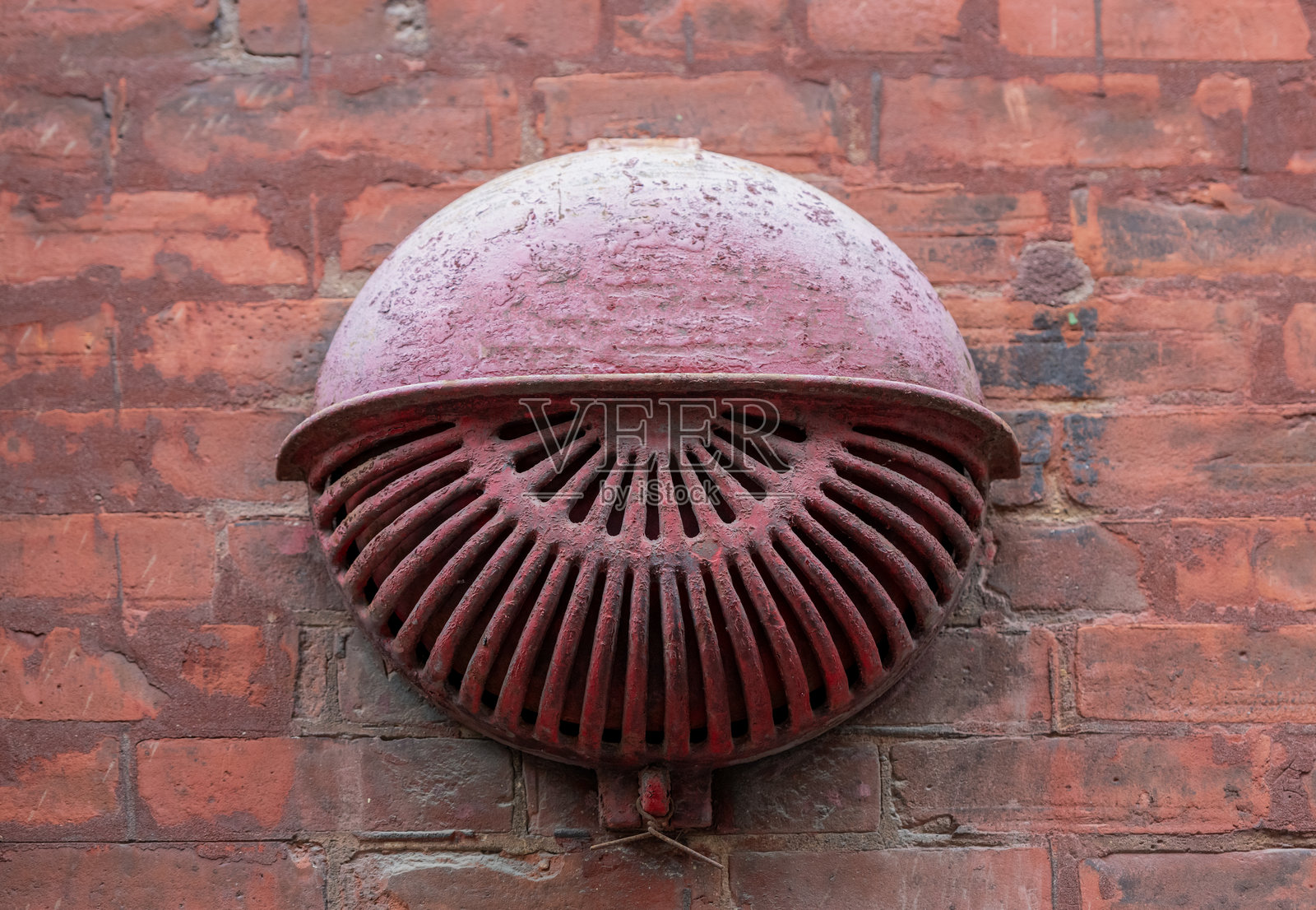 酿酒厂区建筑上老旧的红色生锈圆形通风口照片摄影图片