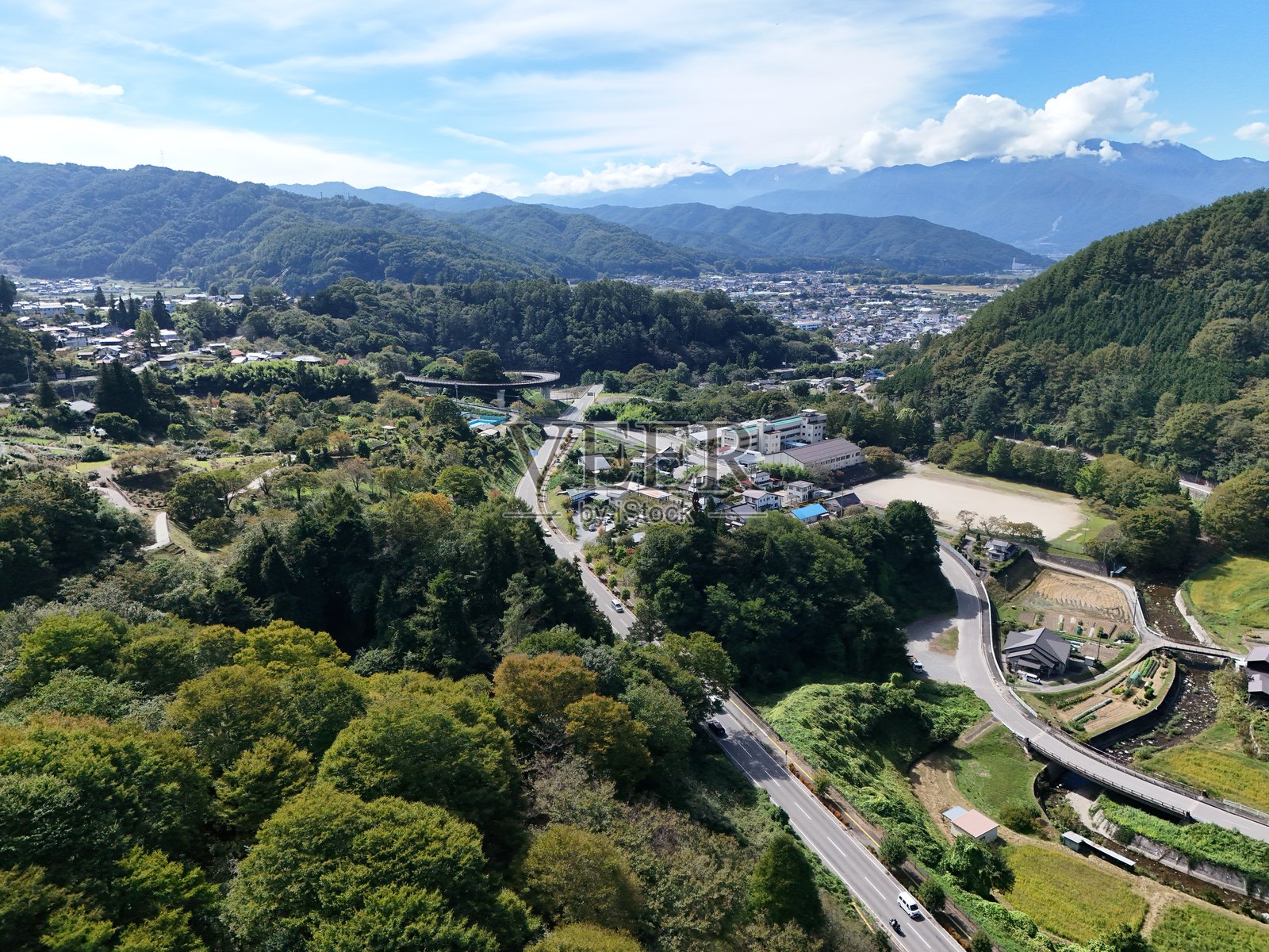 日本乡村的航拍画面。照片摄影图片