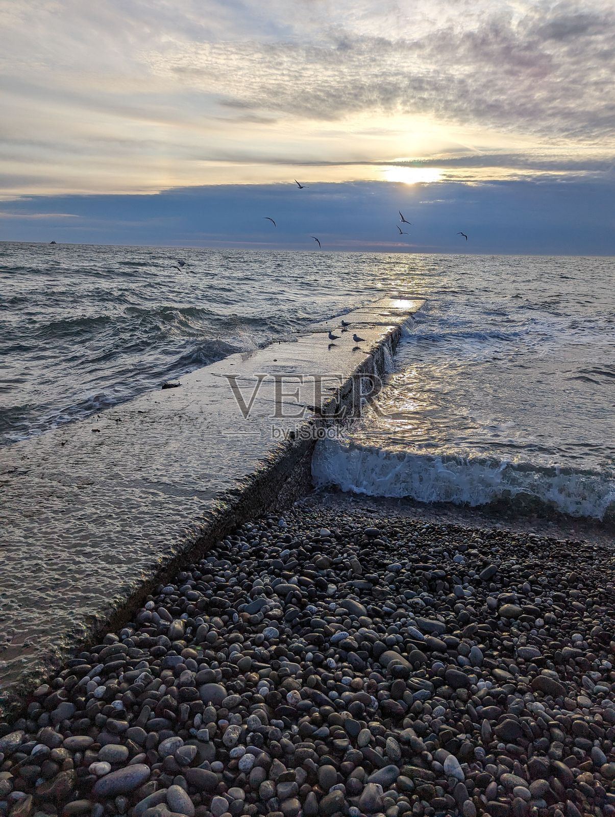 日落时分的海岸景象照片摄影图片