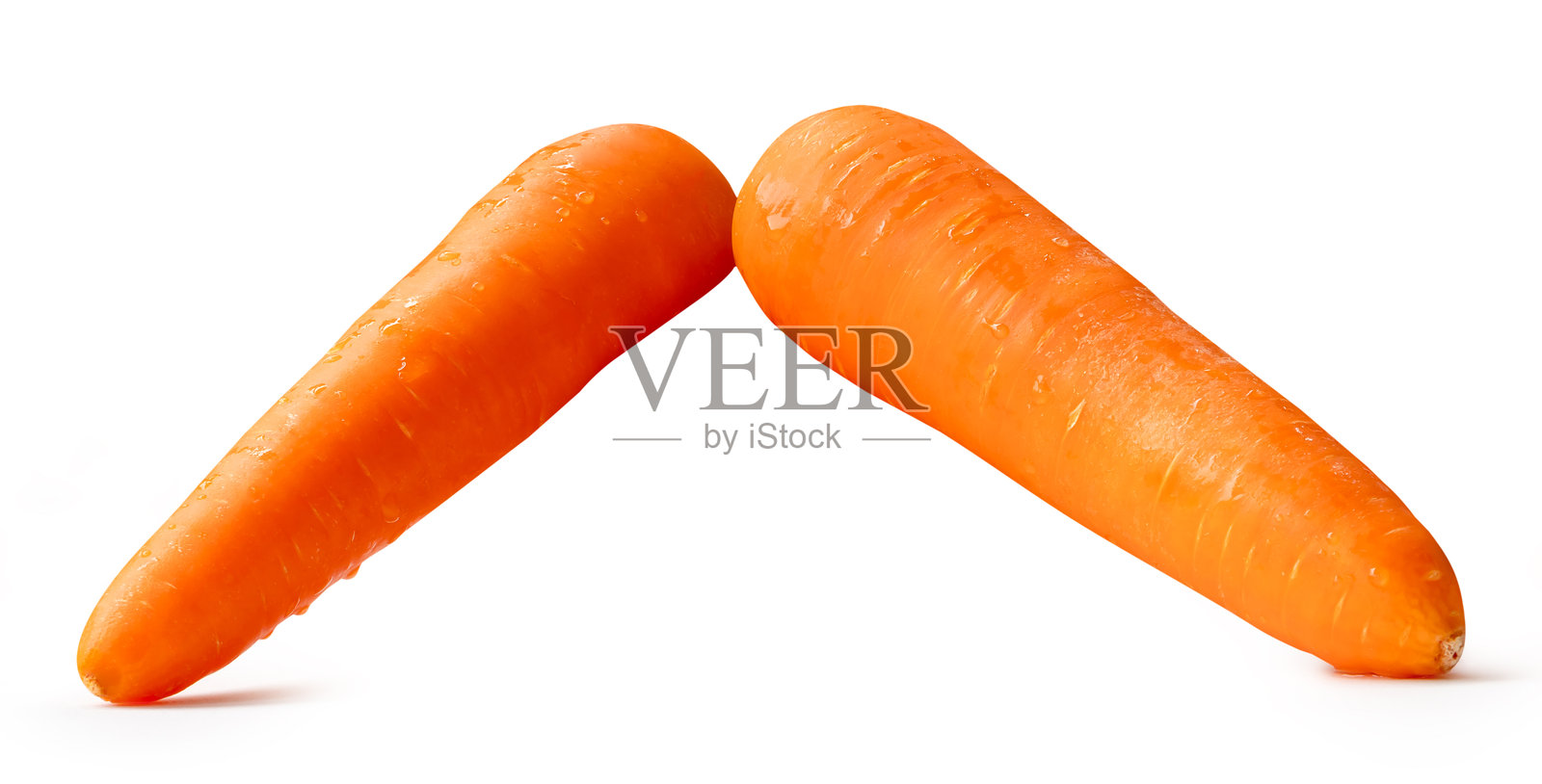 白色背景上堆叠的新鲜橙色胡萝卜根部侧视图,含抠图路径照片摄影图片