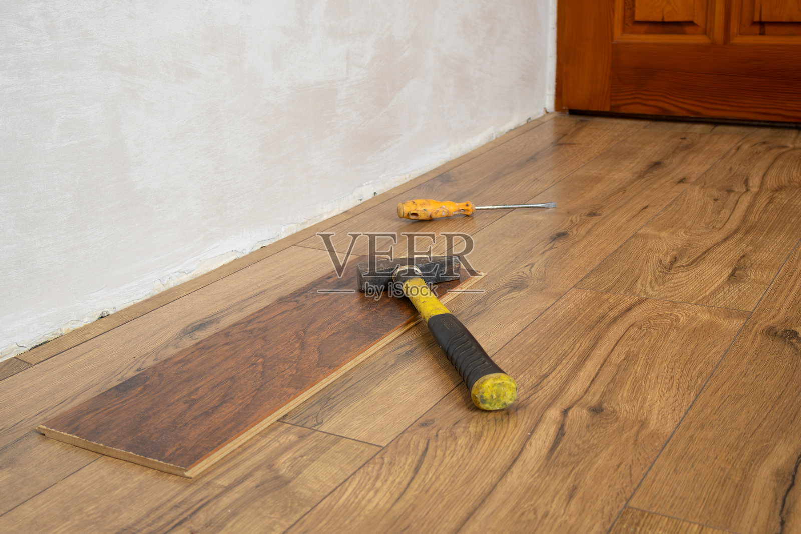 在房屋翻新项目中,地板材料和工具摆放在木地板上,展示了施工的进展情况照片摄影图片
