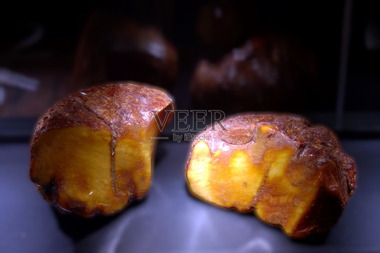 深色背景下展示的独特琥珀石,彰显其自然美感和光泽照片摄影图片