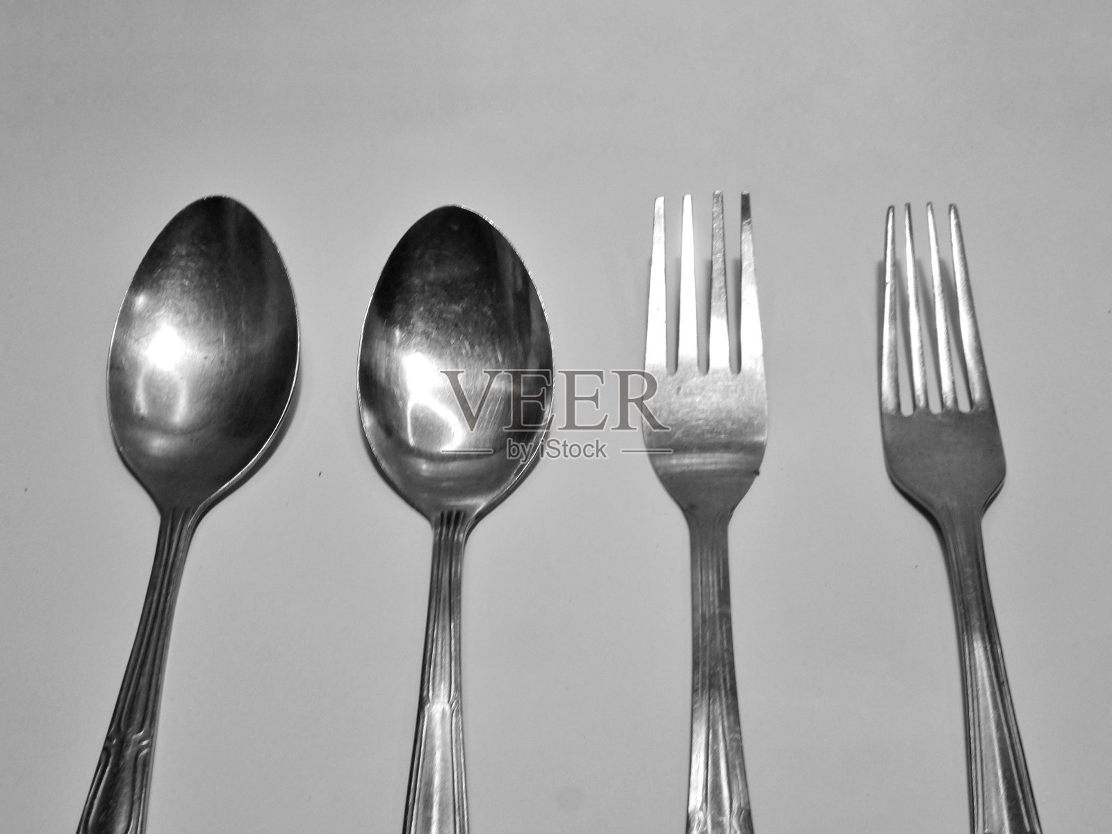 白色背景上的勺子和叉子照片摄影图片