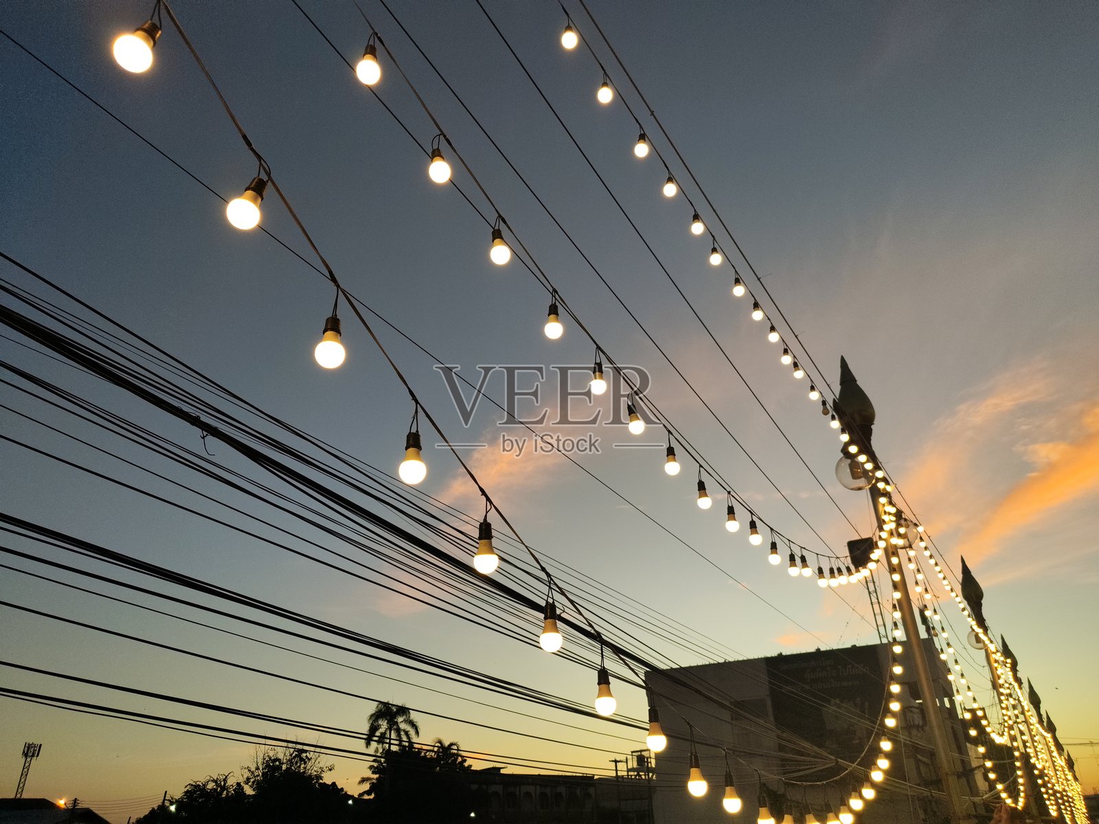 日落时分的桥梁灯光照片摄影图片