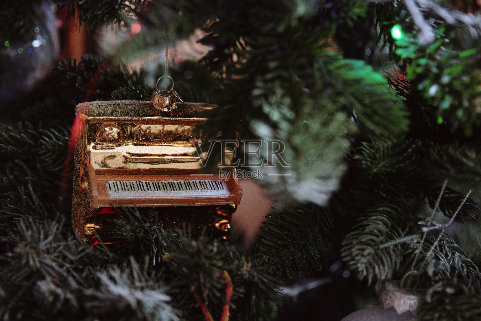 一个漂亮的钢琴形状的圣诞树装饰品。照片摄影图片