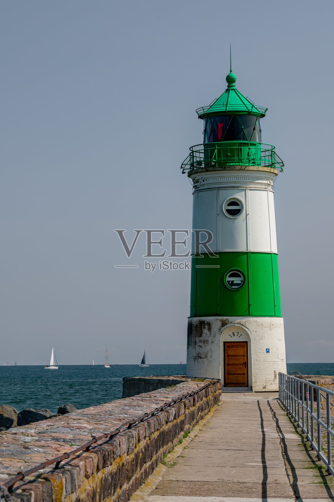 波罗的海施莱河口入口处的绿色和白色灯塔。洛森岛(领航员岛)灯塔。照片摄影图片