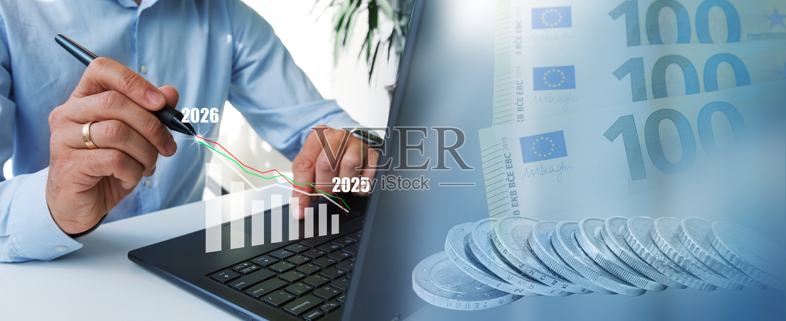 一位商务人士正在使用带有图表和图形的数字笔记本电脑工作,展示2026年的增长指标;该业务涉及计算财务数据、数字营销、金融、股市概念。照片摄影图片