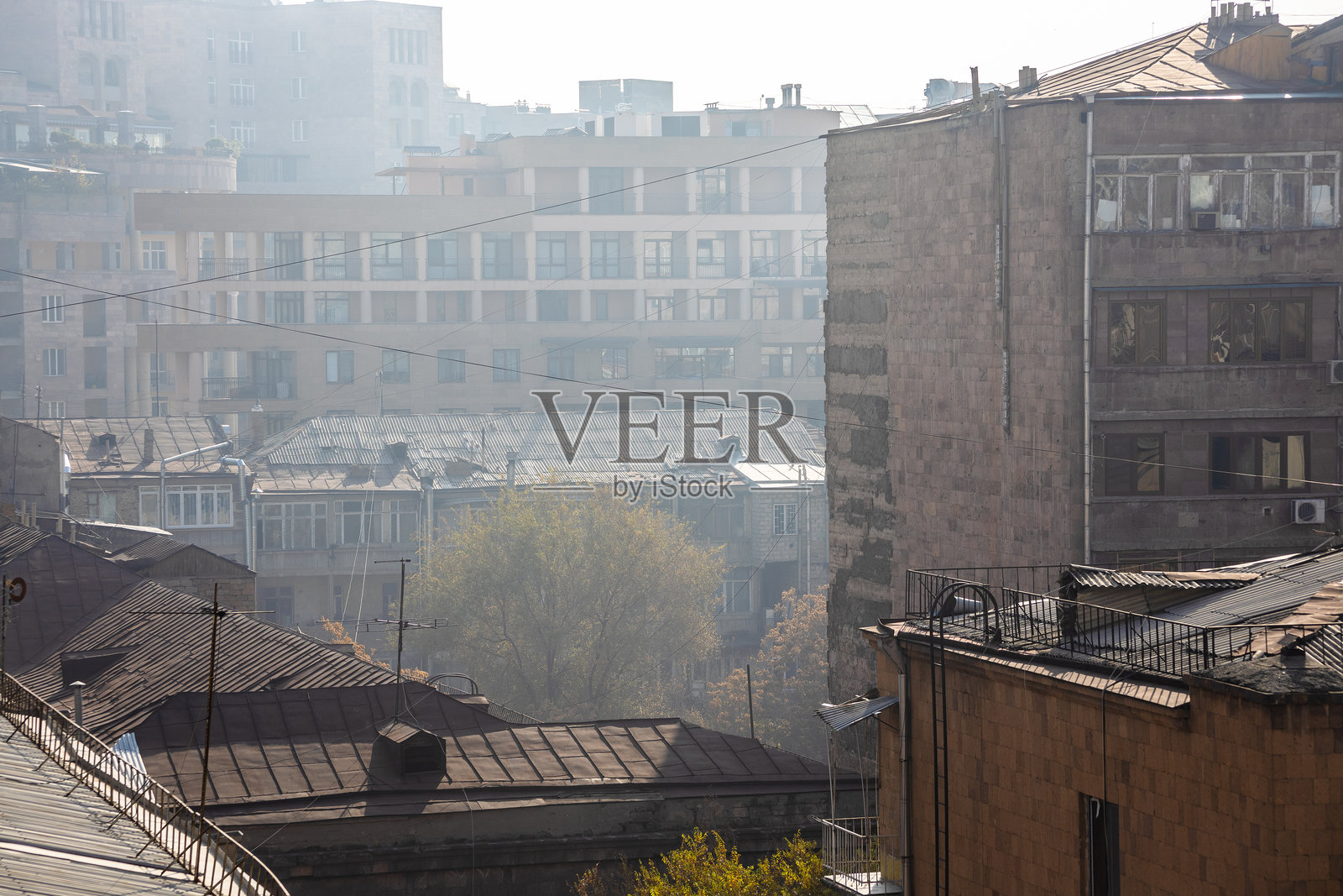 烟雾弥漫的秋日,埃里温的住宅区照片摄影图片