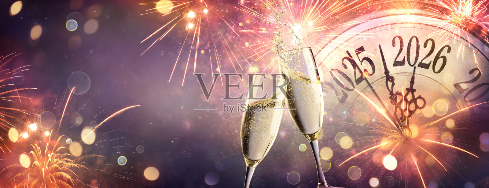 2026新年庆典 - 香槟与时钟迎接倒计时 - 在抽象的失焦背景下举杯欢庆照片摄影图片