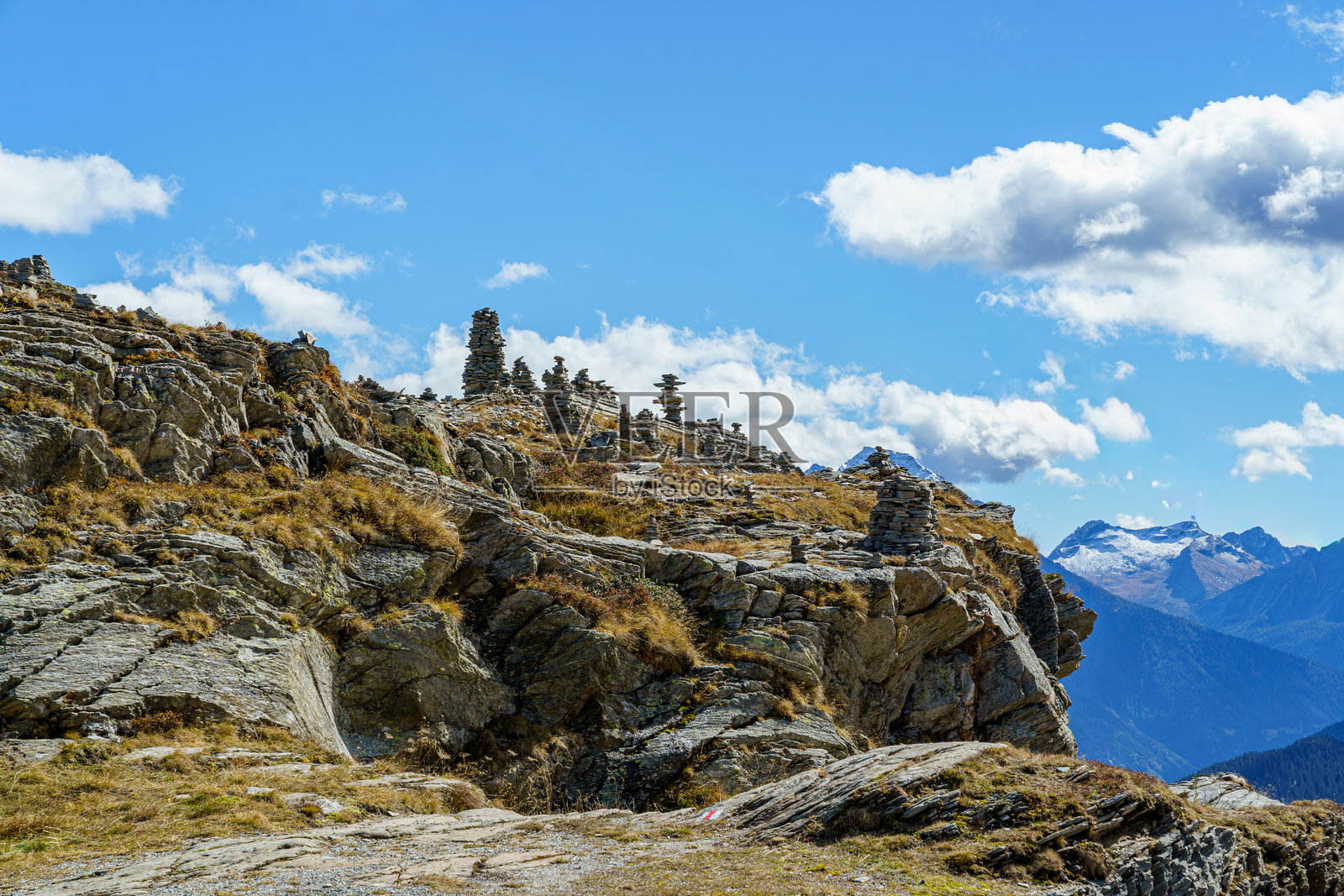 秋季的阿尔卑斯山,瑞士的圣贝纳迪诺山口。天空湛蓝,阳光明媚,有云彩。照片摄影图片
