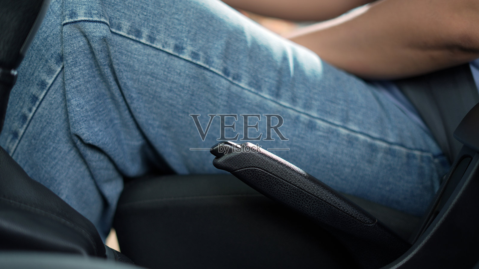 手刹可在停车时帮助您的汽车驻停,而无需一直踩着刹车踏板。照片摄影图片