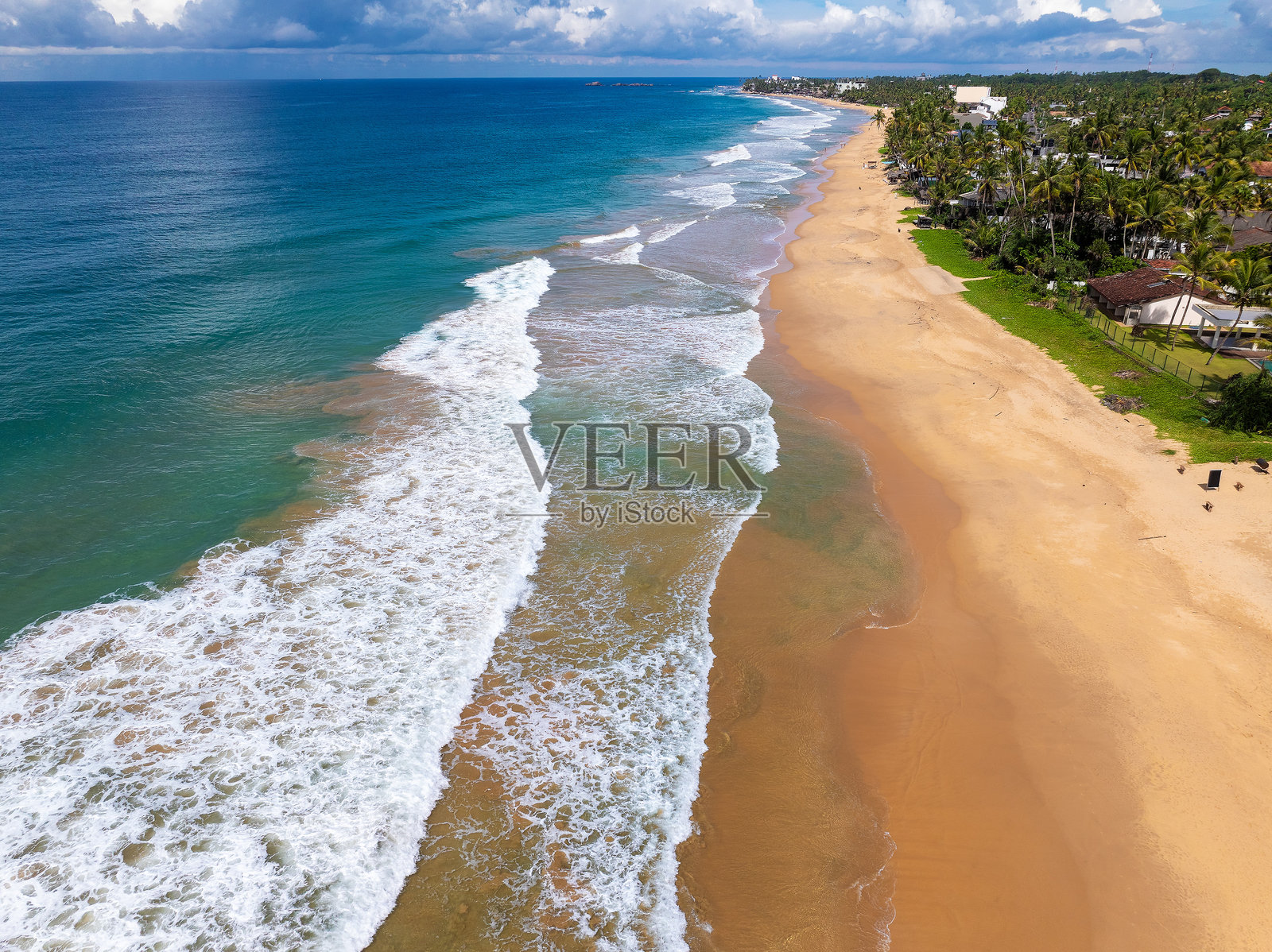 斯里兰卡希卡杜沃海滩的航拍图,拥有金色沙滩和碧绿海浪照片摄影图片