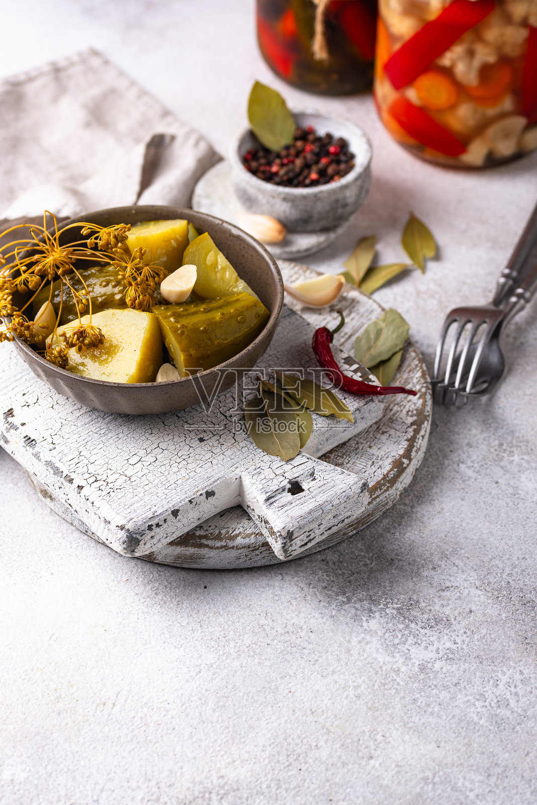 一碗腌制的黄瓜照片摄影图片