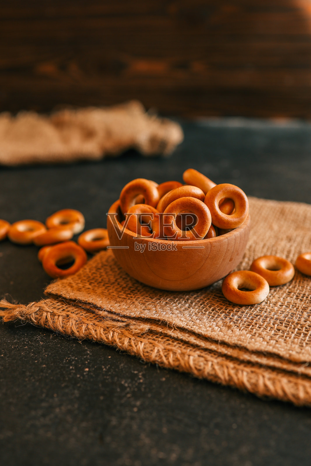 木碗里盛着美味的贝果,放在粗糙的麻布上照片摄影图片
