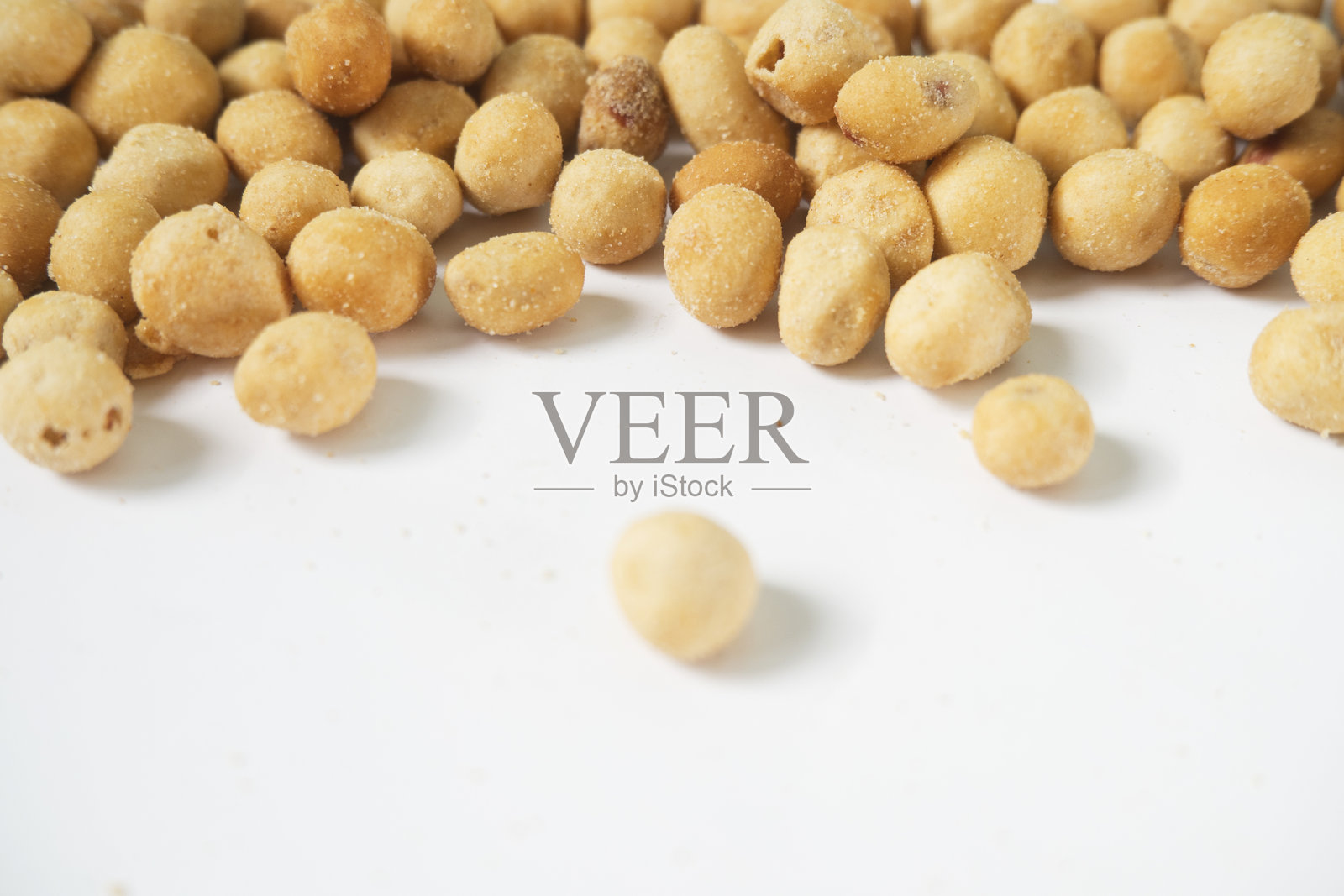 白色背景上的酥脆裹粉花生照片摄影图片