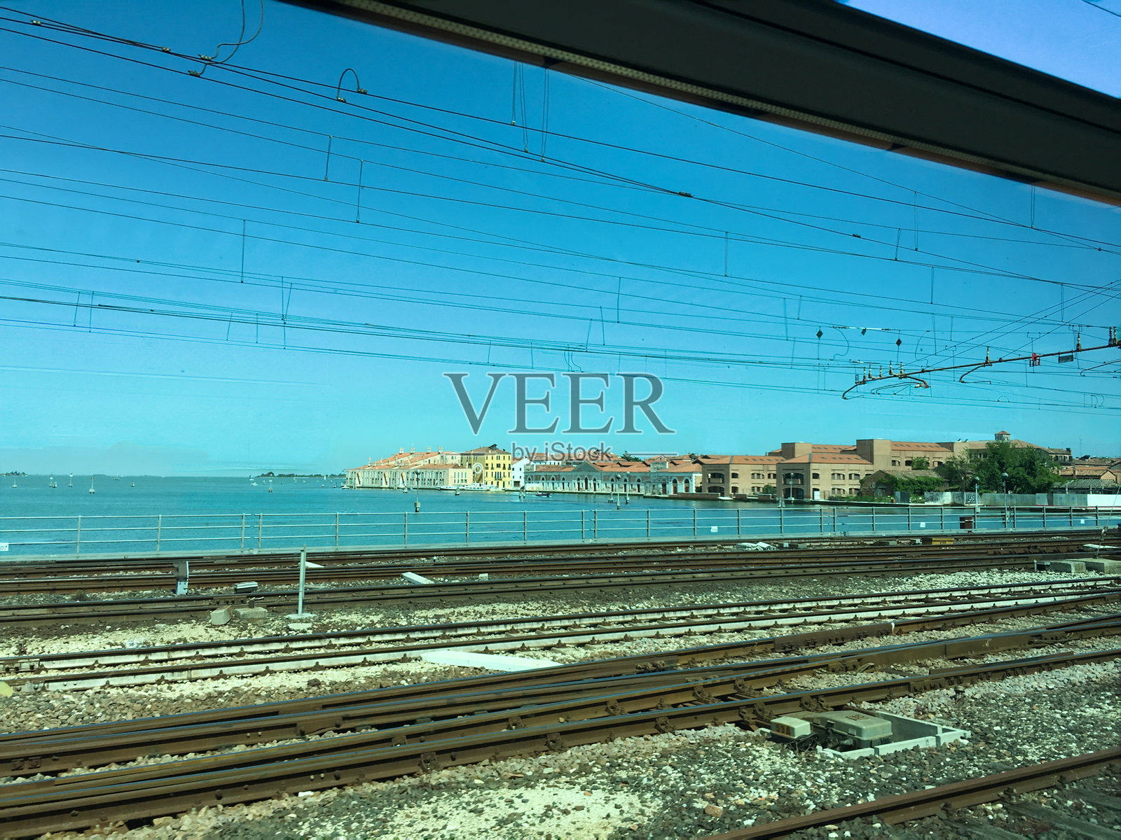 一列电动通勤火车正在过桥照片摄影图片