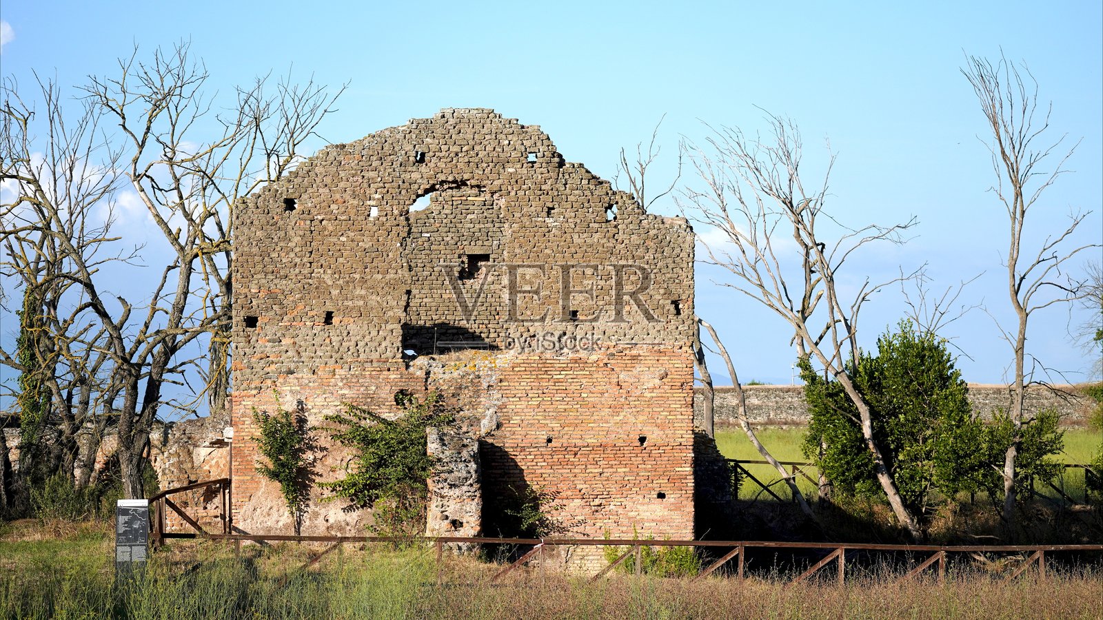 古罗马遗址矗立在乡村风景中的古罗马大道上照片摄影图片