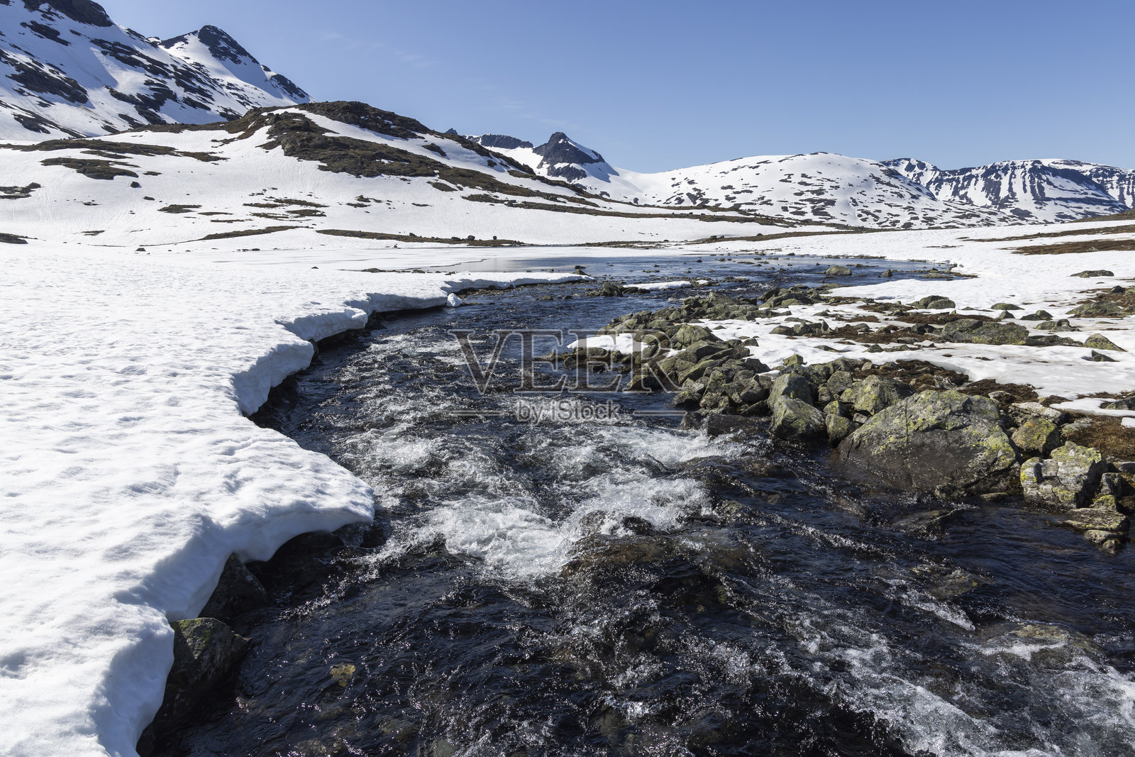 约通海门国家公园莱尔瓦斯布的雪景,溪流潺潺,展现冬季自然之美照片摄影图片