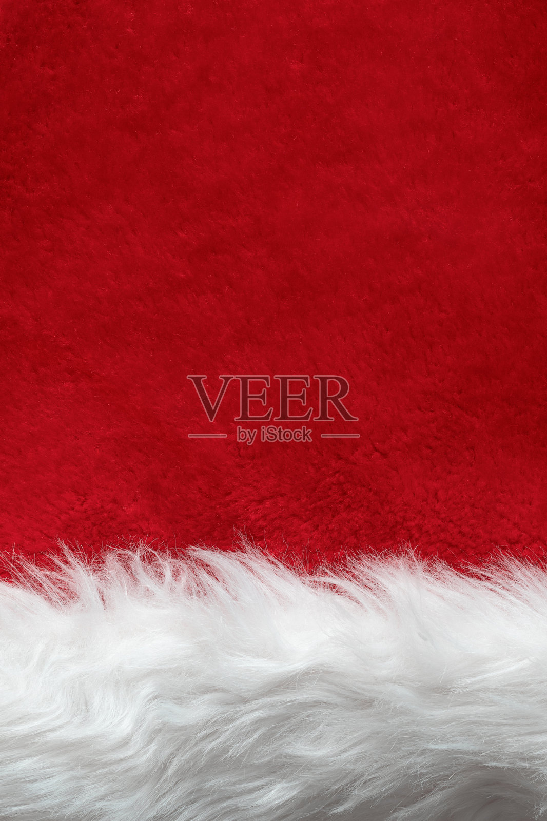 圣诞老人帽仿皮草纹理特写。红色和白色圣诞背景。照片摄影图片